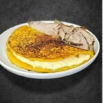 Cachapa con Queso y Pernil Rebanado
